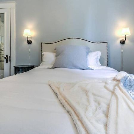 Elegant Colonial With Lovely Details And Character Мемфис Экстерьер фото
