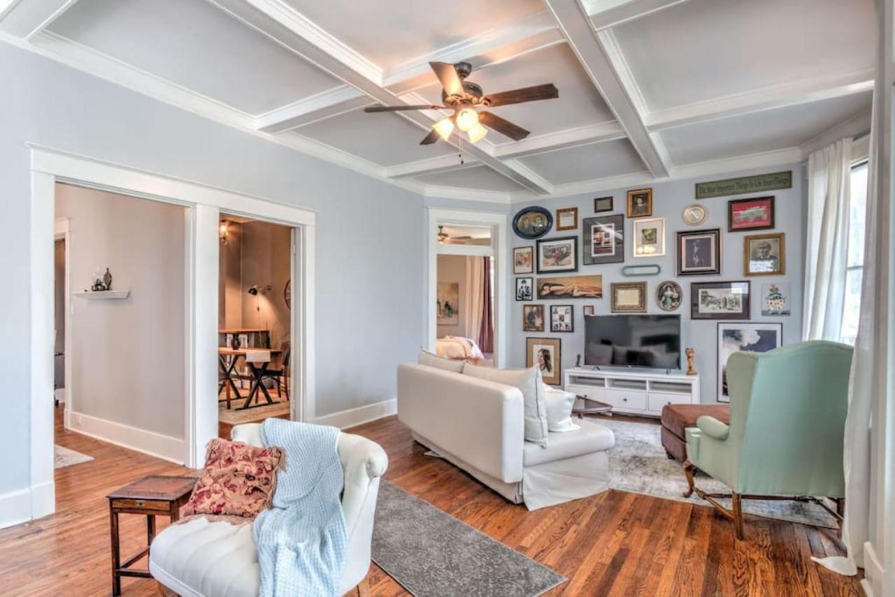 Elegant Colonial With Lovely Details And Character Мемфис Экстерьер фото