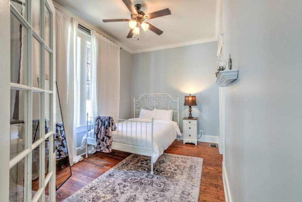 Elegant Colonial With Lovely Details And Character Мемфис Экстерьер фото