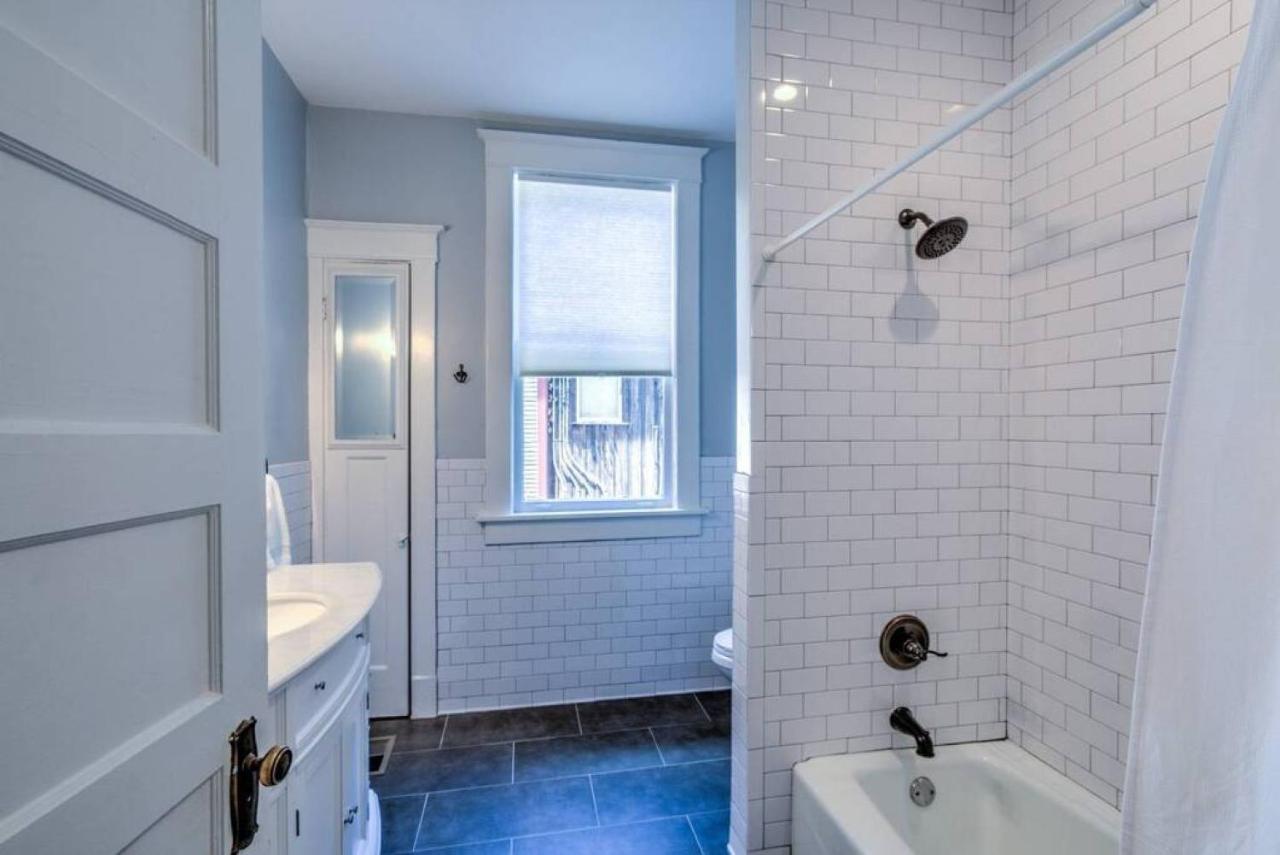 Elegant Colonial With Lovely Details And Character Мемфис Экстерьер фото