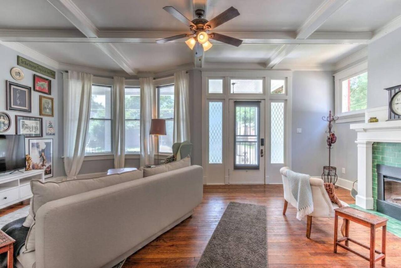 Elegant Colonial With Lovely Details And Character Мемфис Экстерьер фото