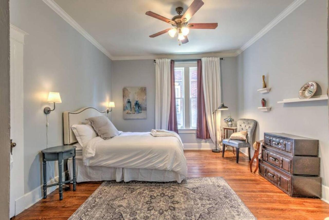 Elegant Colonial With Lovely Details And Character Мемфис Экстерьер фото