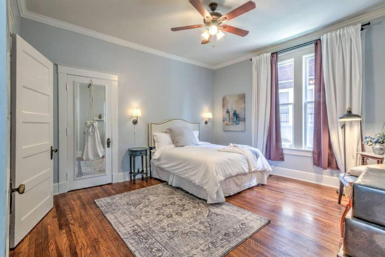 Elegant Colonial With Lovely Details And Character Мемфис Экстерьер фото