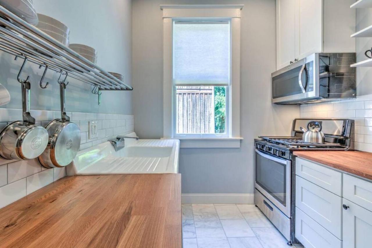 Elegant Colonial With Lovely Details And Character Мемфис Экстерьер фото