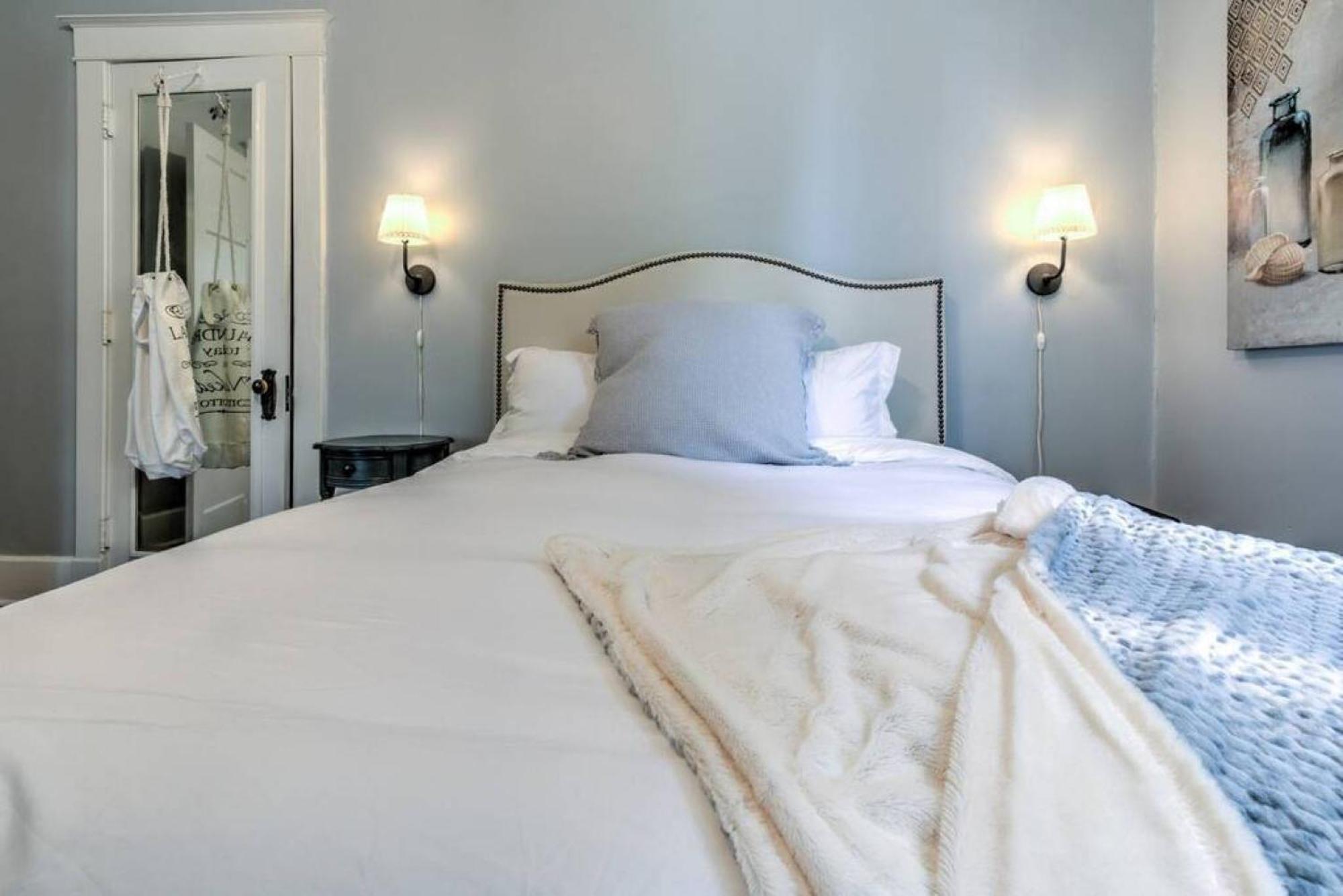 Elegant Colonial With Lovely Details And Character Мемфис Экстерьер фото