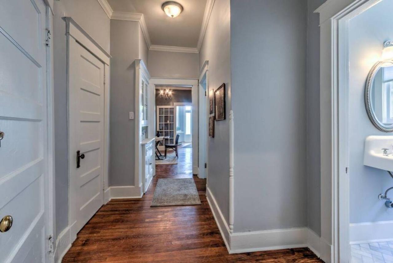 Elegant Colonial With Lovely Details And Character Мемфис Экстерьер фото