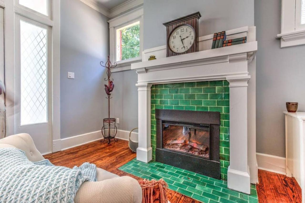 Elegant Colonial With Lovely Details And Character Мемфис Экстерьер фото