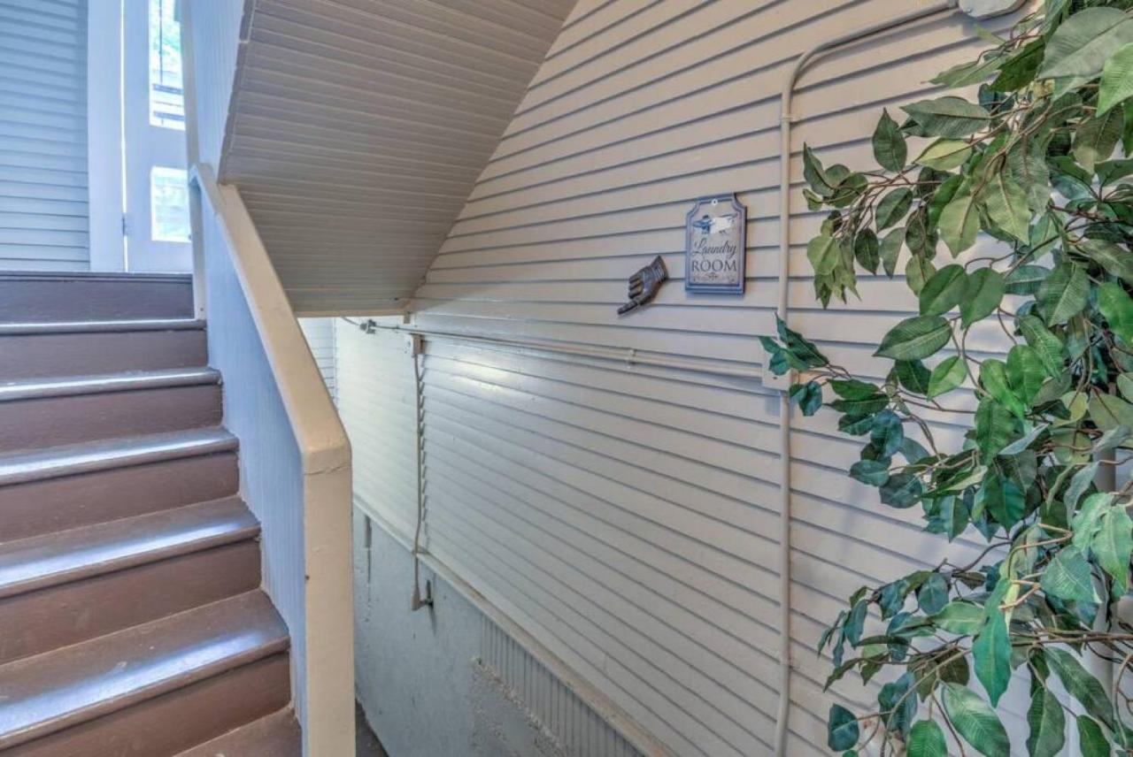 Elegant Colonial With Lovely Details And Character Мемфис Экстерьер фото